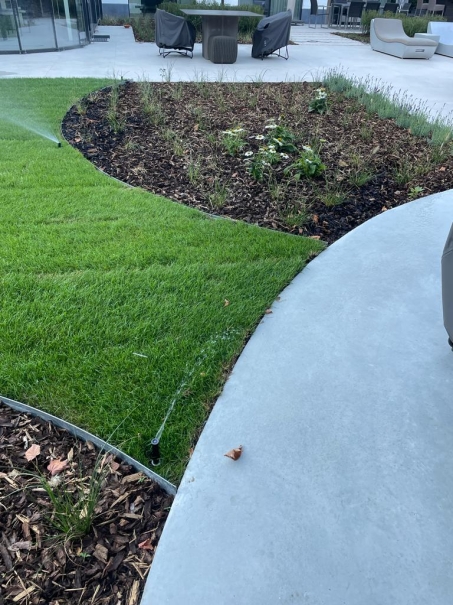 tuin betonklinkers oprit zwembad tuin