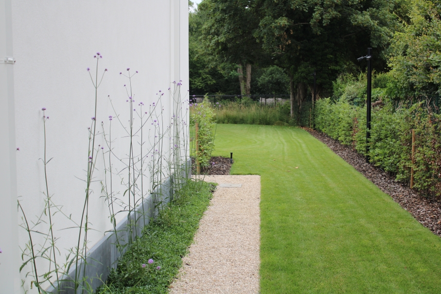 tuin betonklinkers oprit zwembad tuin