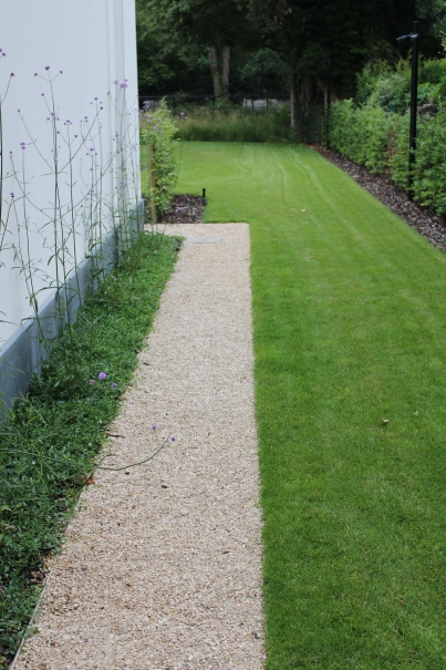 tuin betonklinkers oprit zwembad tuin
