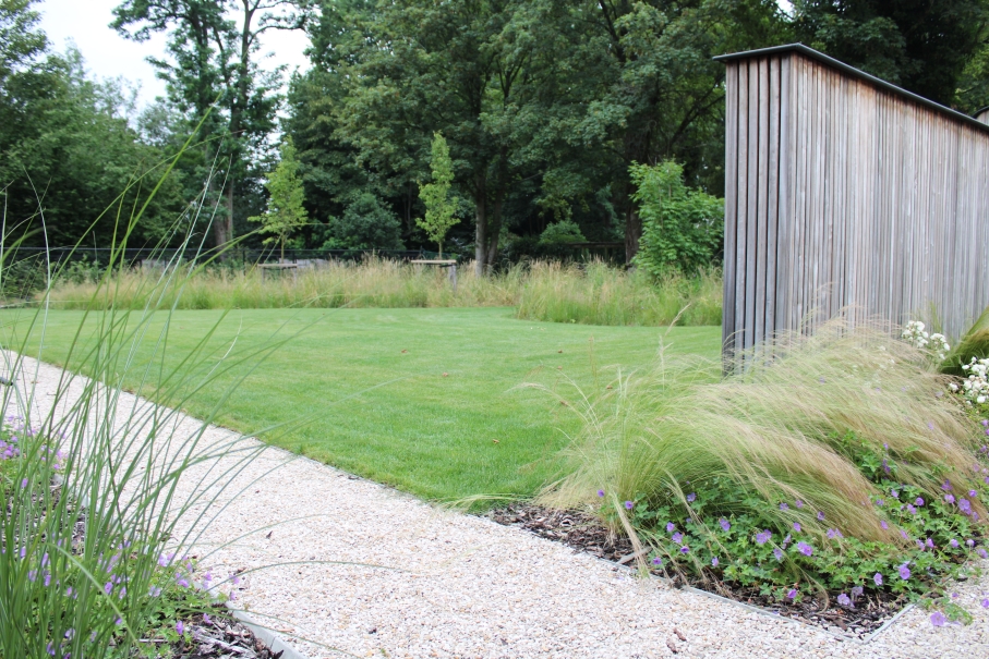 tuin betonklinkers oprit zwembad tuin