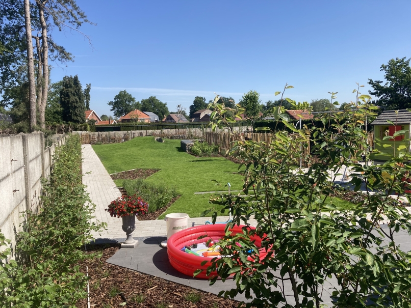 tuin betonklinkers oprit zwembad tuin