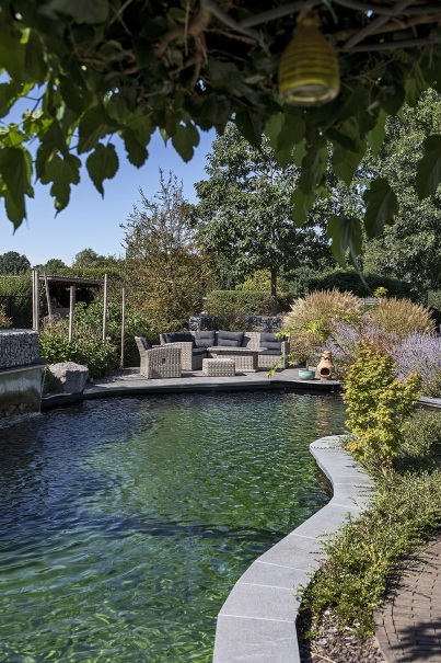 tuin betonklinkers oprit zwembad tuin