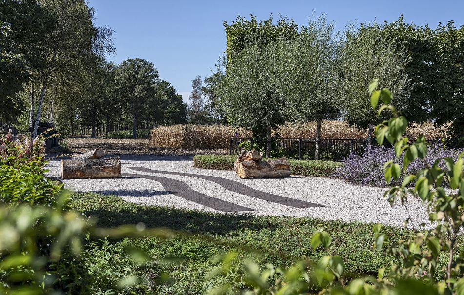 tuin betonklinkers oprit zwembad tuin