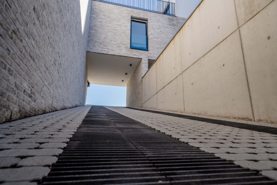tuin betonklinkers oprit zwembad tuin