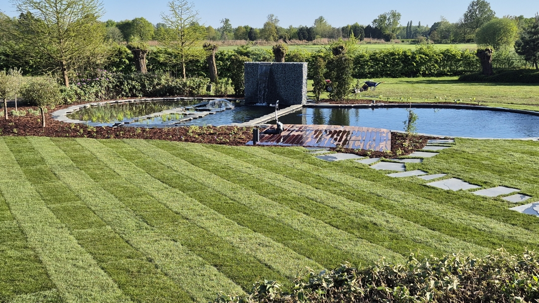 tuin betonklinkers oprit zwembad tuin